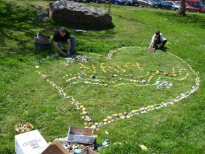 Žluté kytičky nahradily malované kamínky, každý z nich finančně podpoří Ligu proti rakovině