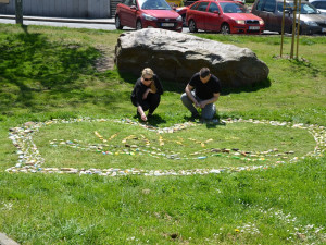 Žluté kytičky nahradily malované kamínky, každý z nich finančně podpoří Ligu proti rakovině