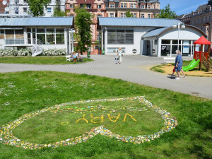 Žluté kytičky nahradily malované kamínky, každý z nich finančně podpoří Ligu proti rakovině