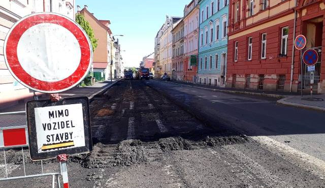 V Chebu začala celková rekonstrukce Karlovy Ulice, potrvá do podzimu