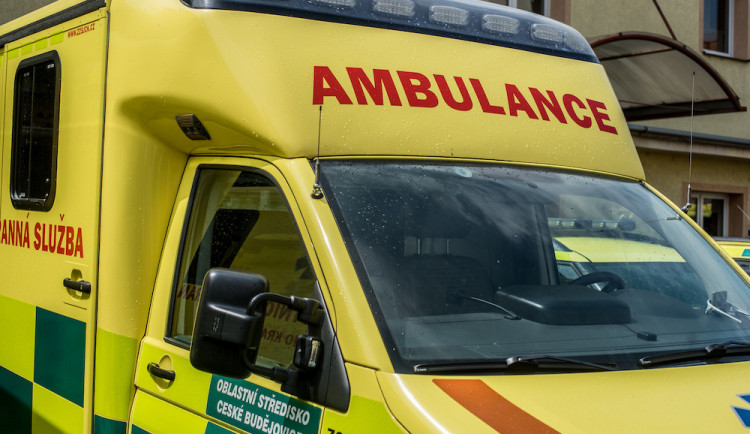 Osobák vjel do cesty autobusu, po řidiči teď pátrají policisté