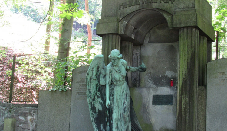 Zloději kovů se snažili rozřezat sochu anděla na hrobce rodiny Puppů