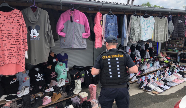 Celníci si posvítili na tržnice a zabavili zboží za téměř sedm milionů korun