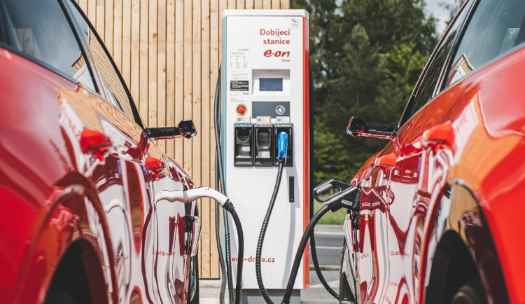 Milník pro elektromobilitu v Česku. E.ON a PRE spojily síly, u poloviny tuzemských dobíječek řidiči nabijí na jednu kartu