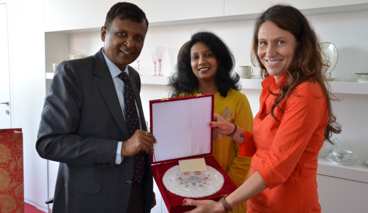 Primátorka Karlových Varů Andrea Pfeffer Ferklová s indickým velvyslancem a jeho chotí