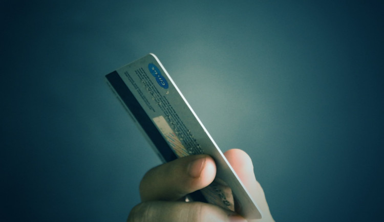 Seniorka ztratila platební kartu s přiloženým PIN kódem, přišla o statisíce