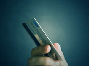 Seniorka ztratila platební kartu s přiloženým PIN kódem, přišla o statisíce