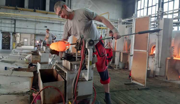 Sklárna Moser opět vyrábí filmové glóby, má novou prodejnu i expozici