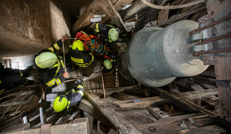 Stísněné prostory a labyrint schodišť. Hasiči nacvičovali záchranu osob z kostelní věže
