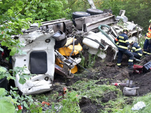 Fekální vůz se skutálel ze silnice a zůstal ležet na boku