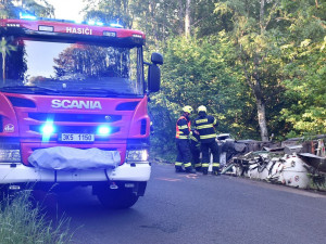 Fekální vůz se skutálel ze silnice a zůstal ležet na boku
