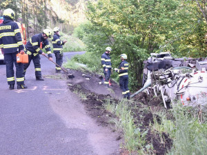 Fekální vůz se skutálel ze silnice a zůstal ležet na boku