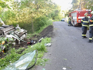 Fekální vůz se skutálel ze silnice a zůstal ležet na boku