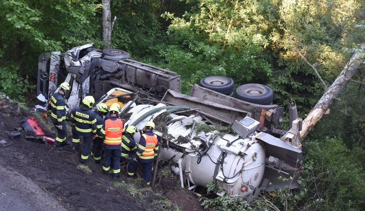 Fekální vůz se skutálel ze silnice a zůstal ležet na boku