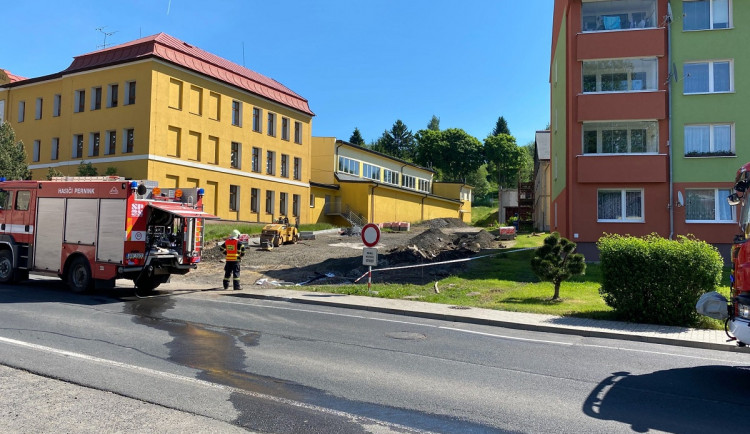 Dělníci překopli plynovou přípojku, hasiči evakuovali ze základní školy desítky žáků