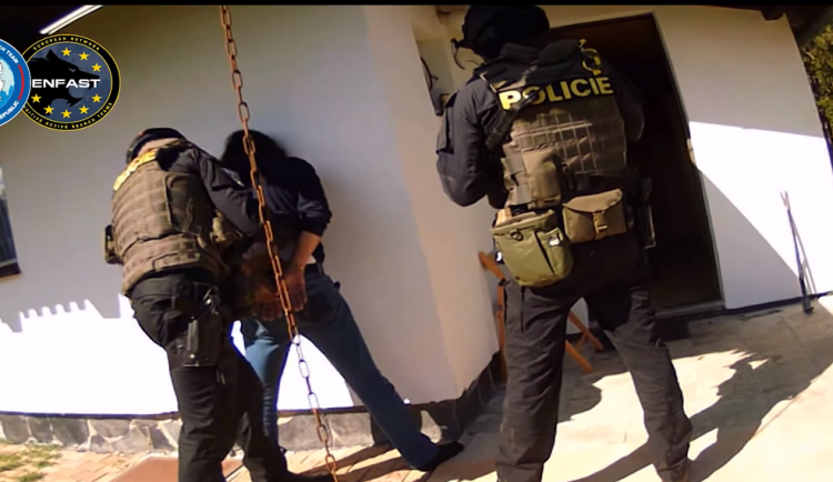 Mezinárodně hledaného cizince dopadli policisté v Karlovarském kraji, ukrýval chatové oblasti