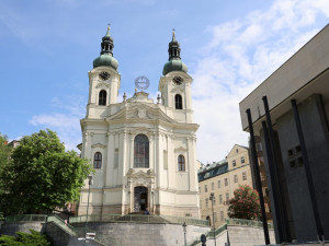 Před chrám Máří Magdaleny se vrátila historická dlažba, na archeology čekala i řada překvapení, foto: Magistrát KV