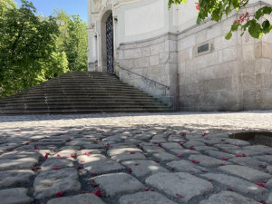 Před chrám Máří Magdaleny se vrátila historická dlažba, na archeology čekala i řada překvapení, foto: Miroslav Cikán - MCA