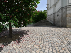 Před chrám Máří Magdaleny se vrátila historická dlažba, na archeology čekala i řada překvapení, foto: Miroslav Cikán - MCA