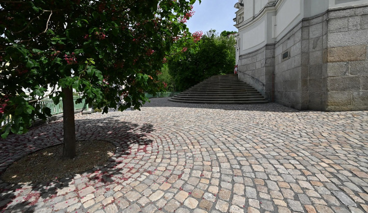 dlaPřed chrám Máří Magdaleny se vrátila historická dlažba, na archeology čekala i řada překvapení, foto: Miroslav Cikán - MCAzba