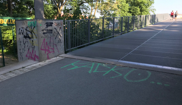 Sprejeři v Hradci Králové řádí čím dál častěji. Značkují si území, i když jim za to hrozí vězení