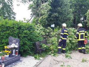 Bouře porážela stromy v Karlovarském kraji, ty poškodily auto, dům i hřbitov