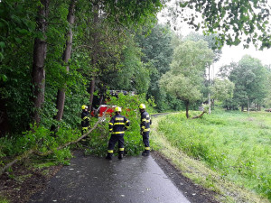 Bouře porážela stromy v Karlovarském kraji, ty poškodily auto, dům i hřbitov