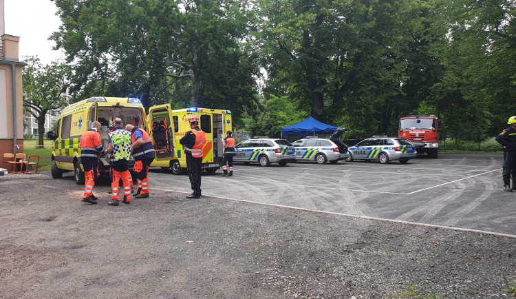 Sedmnáct žáků sokolovské střední školy náhle zkolabovalo, na místě zasahují všechny složky IZS