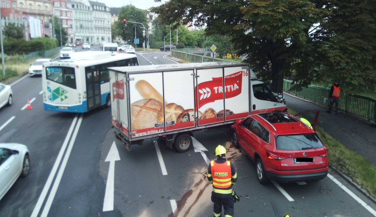 Střet pekařské dodávky s osobákem ochromil dopravu v Karlových Varech