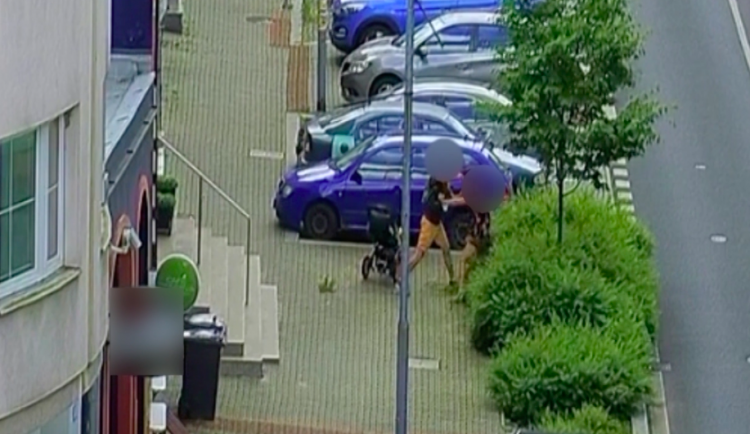 Agresor napadl svou bývalou partnerku. Celý incident zachytila bezpečnostní kamera