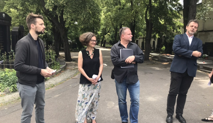 Praha chce zpřístupnit hřbitovy jako veřejný prostor. Město nyní dokončuje manuál