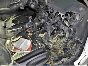 Zloděj hledal ve vykradeném automobilu svůj ztracený mobil, nechtěně přitom vůz zapálil