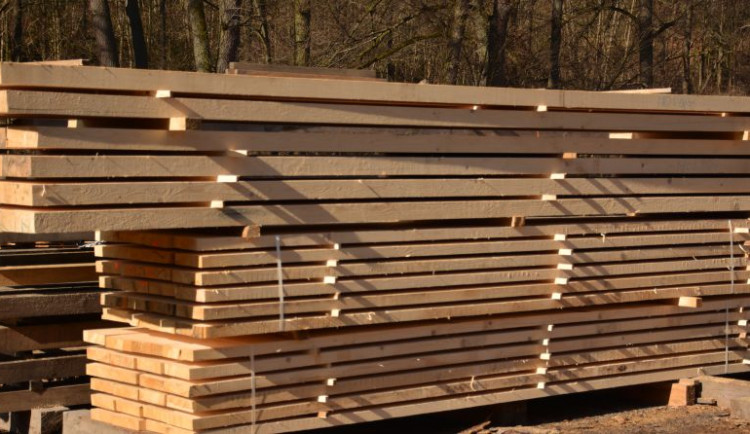 Latě i prkna. Karlovy Vary odešlou tornádem do zasažených oblastní řezivo.