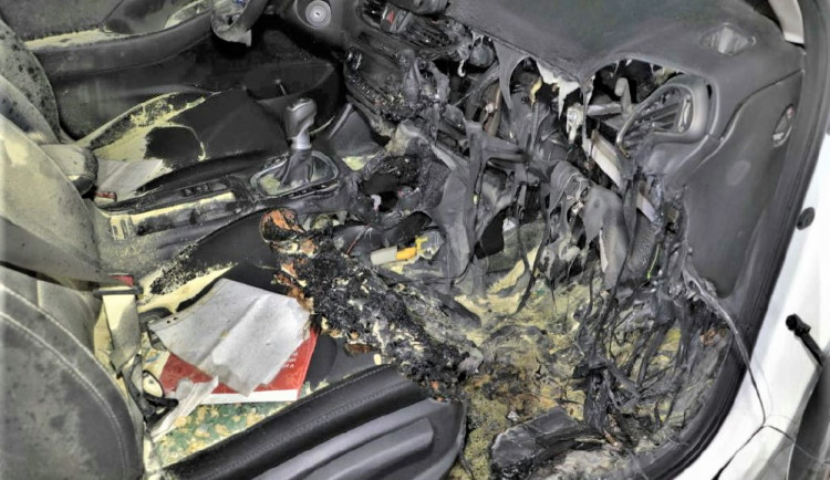 Shořel celý interiér vykradeného automobilu