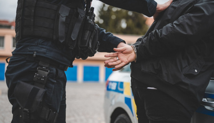 Opilí agresoři napadli před ubytovnou policejní hlídku, skleněnou lahví útočil i nezletilý chlapec