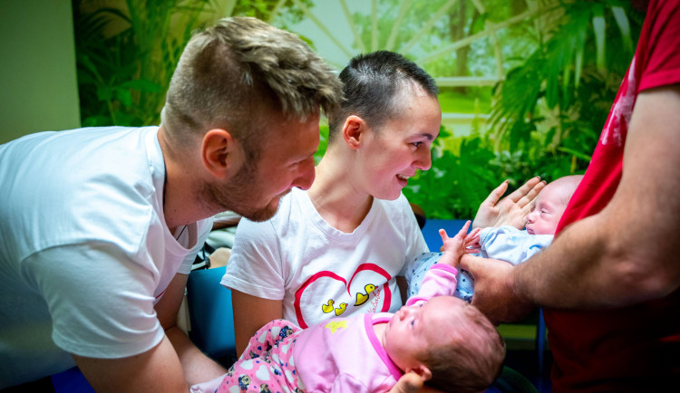 Krátce po porodu postihla maminku dvojčat mozková mrtvice, teď se učí znovu chodit