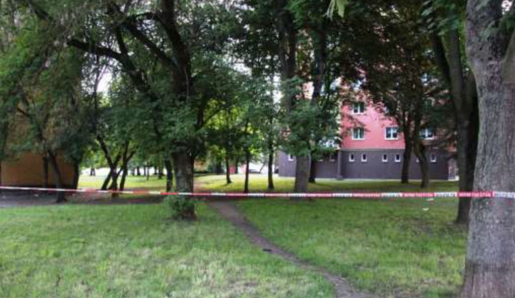 Kvůli masivnímu výbuchu v Karlových Varech hledá policie skupinu osob