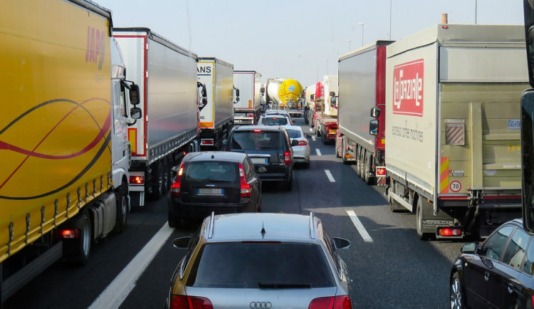 Chystáte se na dovolenou? Dálniční poplatky zdražily v Rakousku a Maďarsku, jinde zůstaly stejné