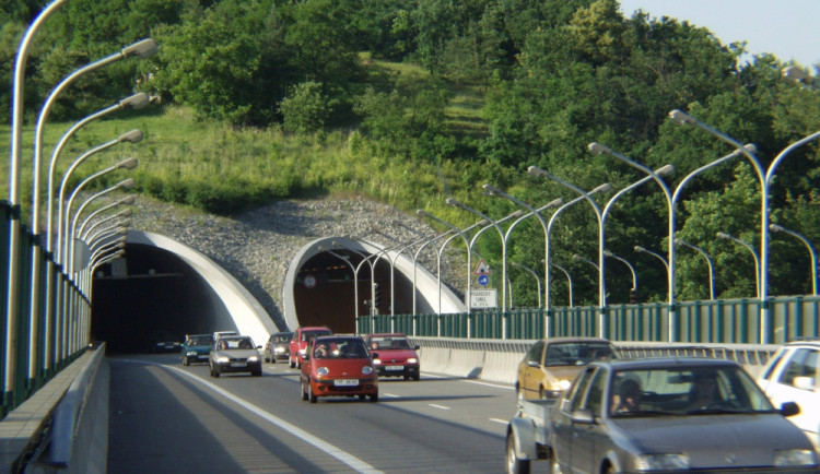 Tunelem v Brně si v protisměru svištěl opilý koloběžkář