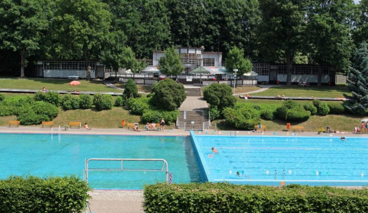 Ve Dvoře Králové řeší, co s nevyhovujícím koupalištěm. Přidá se i veřejnost