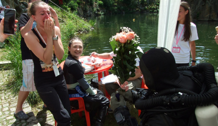 Deset dní pod vodou. Čtveřice potápěčů stanovila rekord, jeden z nich po vynoření požádal partnerku o ruku