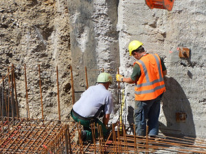 Stavební výroba v ČR po ročním propadu vzrostla, průmysl stoupl o čtvrtinu