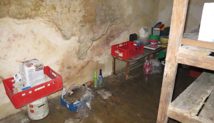 Inspekce uzavřela restauraci v Karlových Varech. Uvnitř našla myší trus a plesnivé zdi