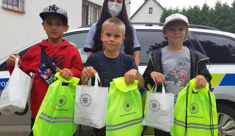Tři kluci našli na schodech několik tisíc. Peníze si nenechali, odnesli je na policii