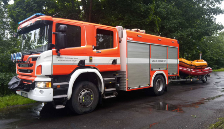 Hasiči zasahovali u převrácených lodí vodáků. Varují před sjížděním Ohře