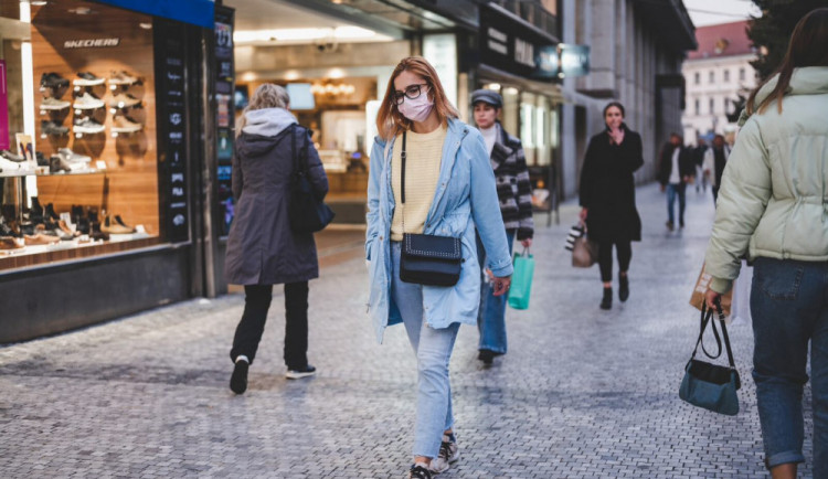 Na 61 procent Čechů nemuselo během pandemie čerpat peníze z rezerv