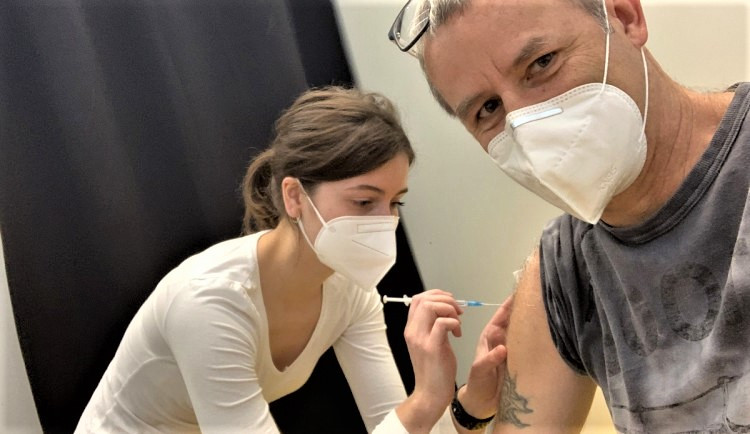 Tři očkovací centra v Karlovarském kraji budou fungovat až do konce roku