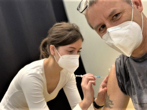 Tři očkovací centra v Karlovarském kraji budou fungovat až do konce roku