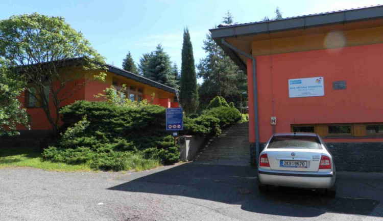 Část karlovarského dětského domova se přesune do areálu školy v Dalovicích