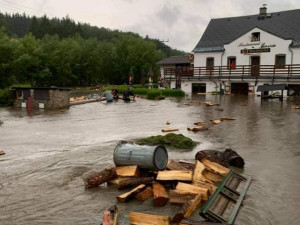 Krajem se prohanala silná bouře. Hasiči evakuovali dětský tábor u Aše